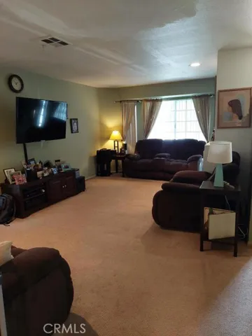 LARGE LIVINGROOM AREA