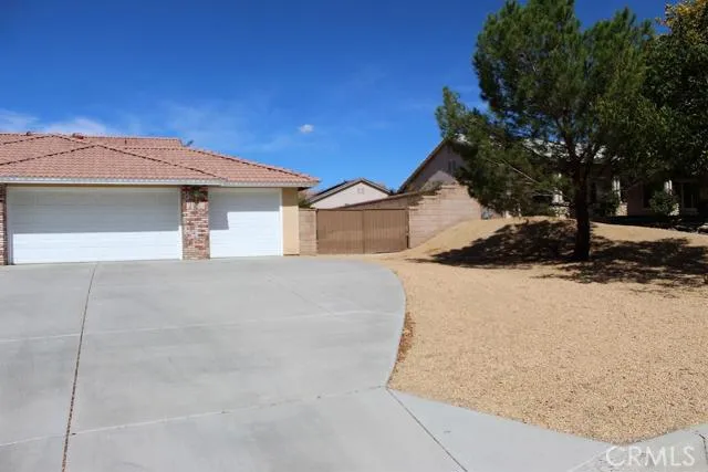 15319 Lookout Road, Apple Valley, California 92307