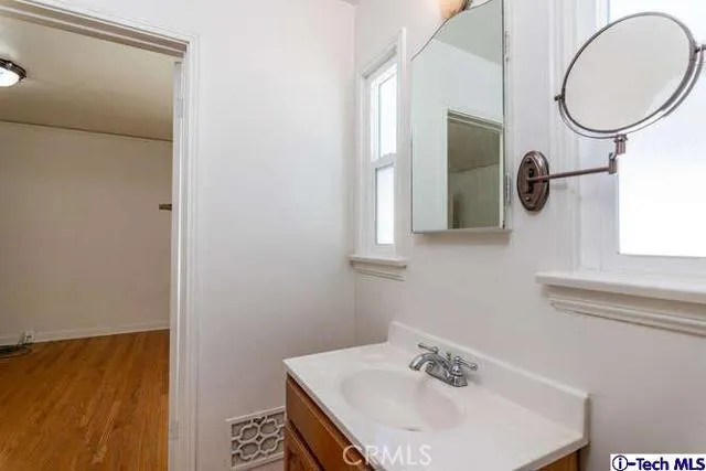 1648 W Kenneth Road, Glendale, California 91201
