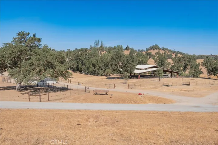 Horse lovers will enjoy all of the Horse Facilities this Ranch has to offer