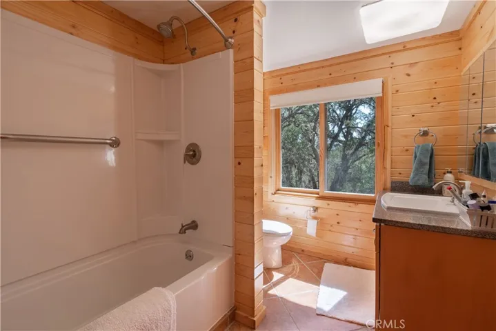 Bathroom of the upper level apartment Annex