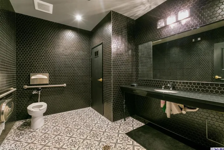 11136 Magnolia Boulevard, North Hollywood, California 91601