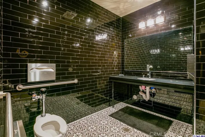 11136 Magnolia Boulevard, North Hollywood, California 91601