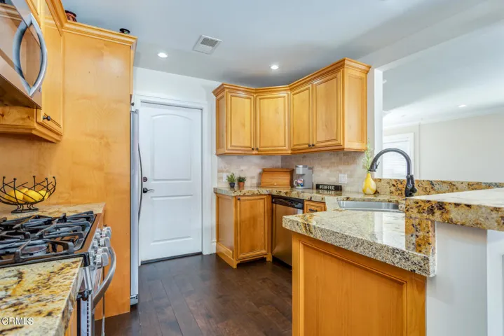 MLS-13-kitchen