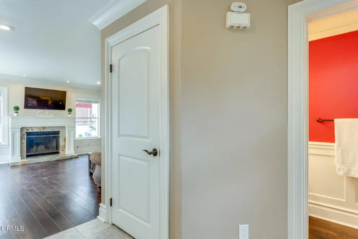 MLS-18-powder room living