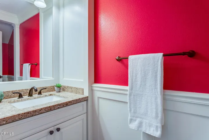 MLS-17-powder room