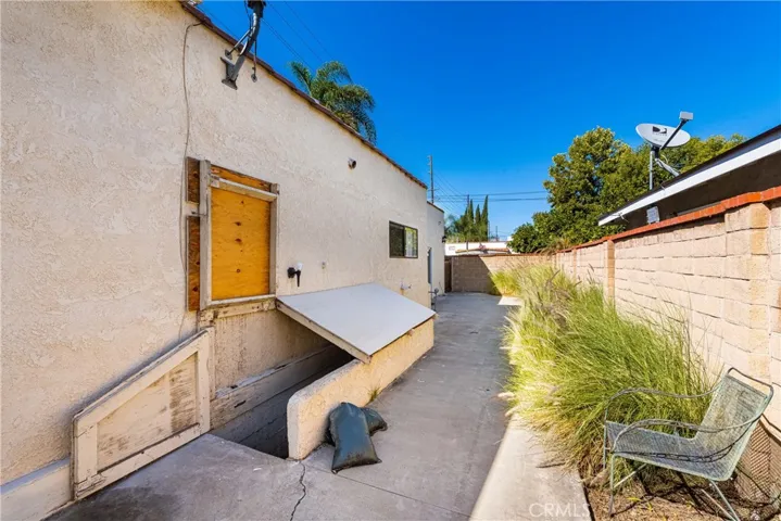 ENTTRANCE TO USEABLE BASEMENT