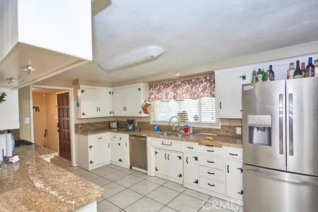 20615 Powhatan Lane, Apple Valley, California 92308