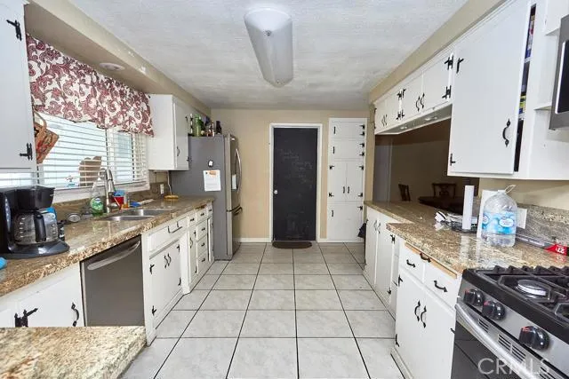 20615 Powhatan Lane, Apple Valley, California 92308
