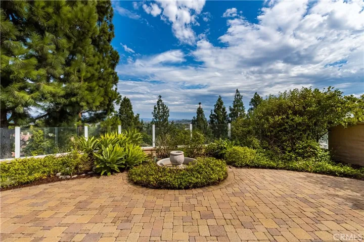 Absolutely amazing!!! VIEW VIEW VIEW & PRIVATE END UNIT!!! this combination is EXTREMELY RARE!! Large hardscape with glass. Easy to maintain