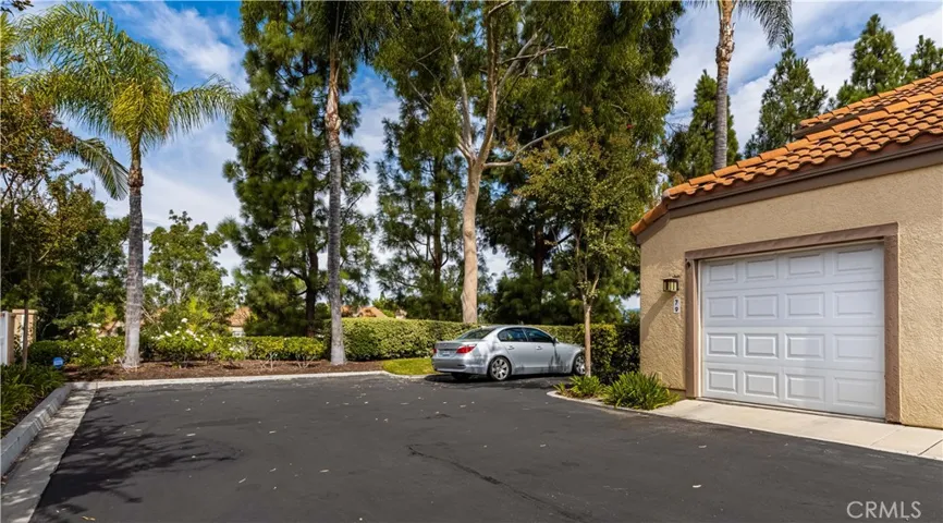 End unit with a very private entrance area next to the garage