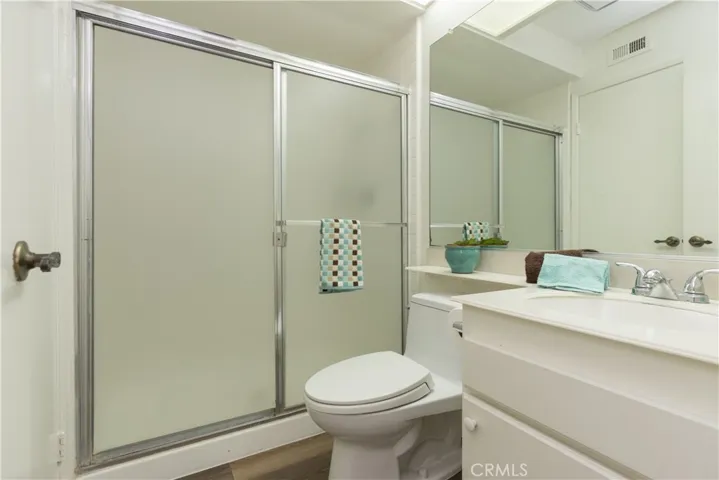 Full hall bath is fresh and bright.