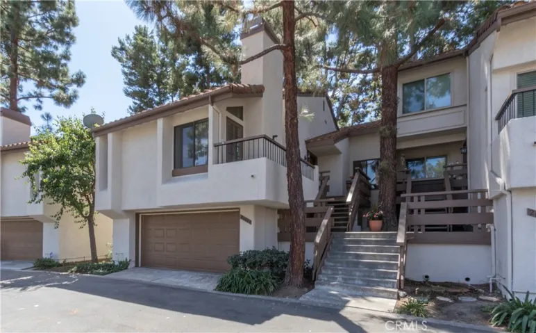 Attractive curb appeal!
