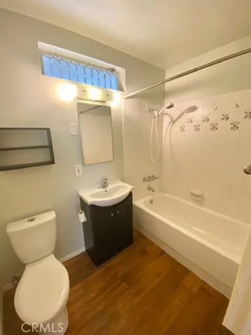 Master bedroom en suite full bathroom.