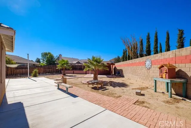 13261 Via Del Lago, Victorville, California 92395