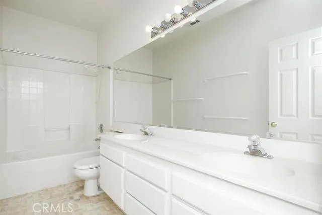 13261 Via Del Lago, Victorville, California 92395