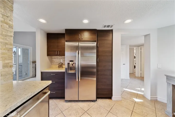 Kitchen Refrigerator stays with the Home!