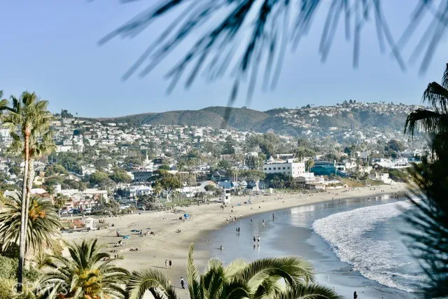 Walk to downtown Laguna Beach