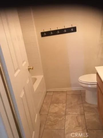 Hallway bathroom w/ bathtub
