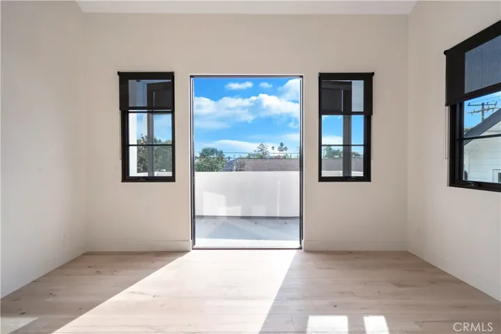 This large loft with balcony has endless opportunities to make it your own.