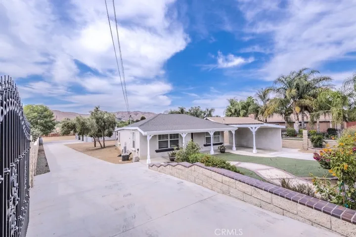 Front Yard Entry - Left Swinging Gate