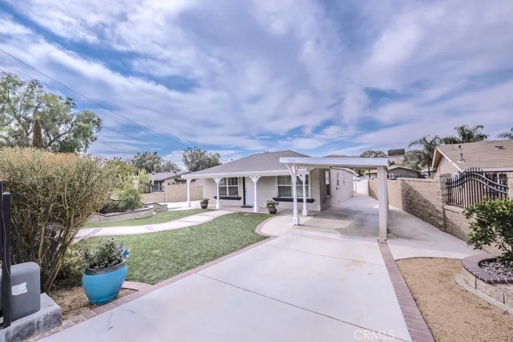 Front Yard Entry - Right Automatic Gate to Carport