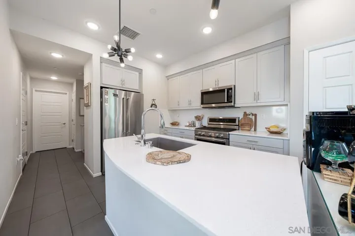 5165 Calle Sandwaves 11, San Diego, California 92154