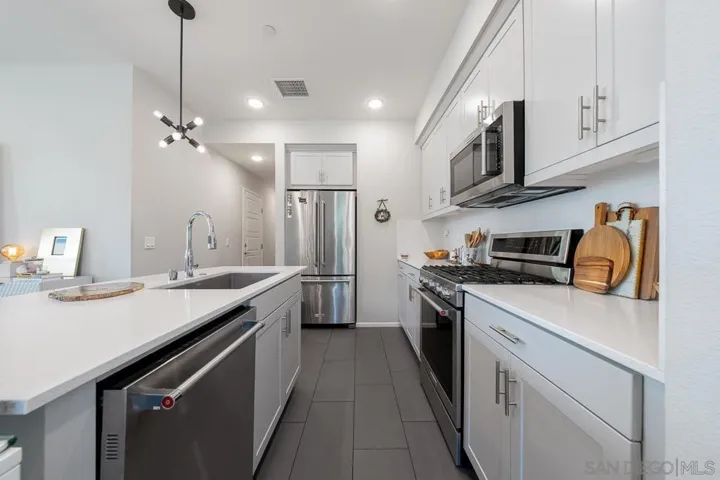 5165 Calle Sandwaves 11, San Diego, California 92154