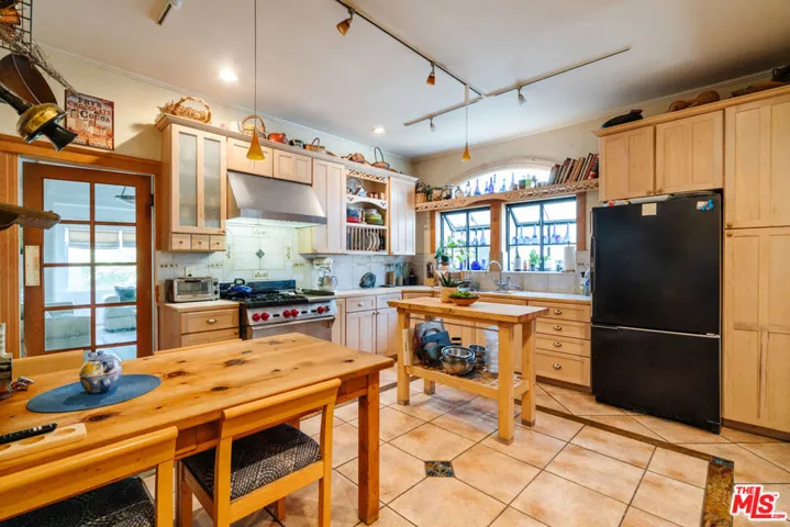 4446 Victoria Park Drive, Los Angeles, California 90019