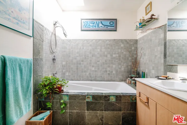 4446 Victoria Park Drive, Los Angeles, California 90019