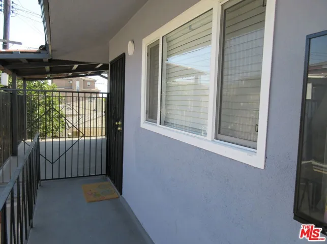 2 bdrm entrance second level
