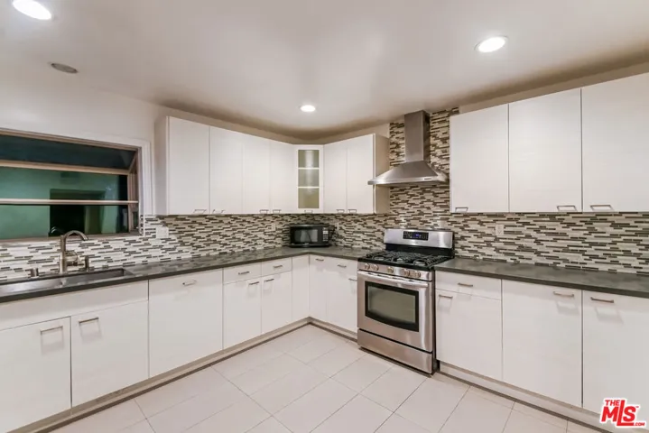 5211 Baza Avenue, Woodland Hills, California 91364