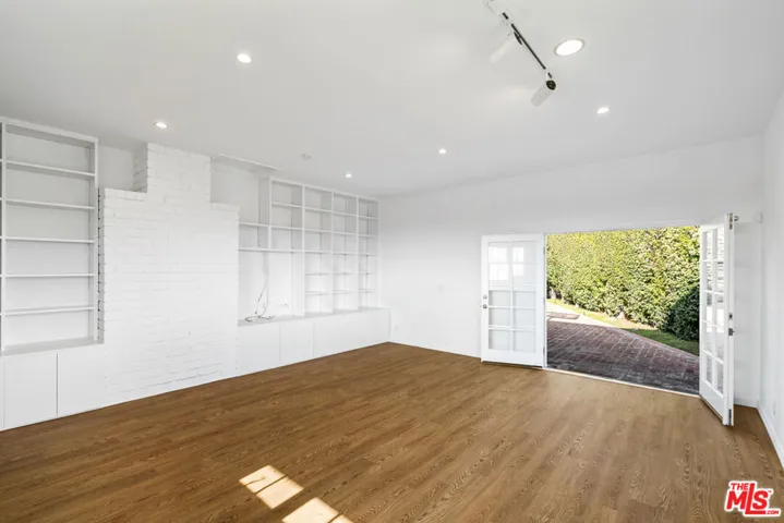 18441 Kingsport Drive, Malibu, California 90265