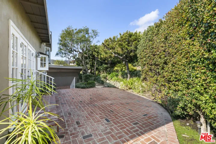 18441 Kingsport Drive, Malibu, California 90265