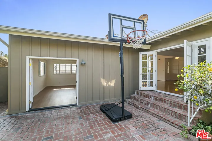 18441 Kingsport Drive, Malibu, California 90265