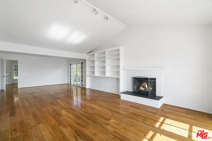 18441 Kingsport Drive, Malibu, California 90265