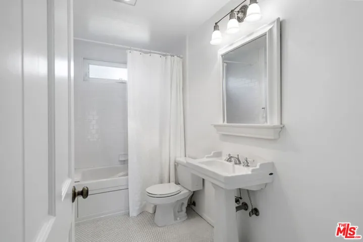 18441 Kingsport Drive, Malibu, California 90265