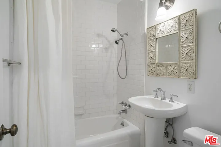 18441 Kingsport Drive, Malibu, California 90265