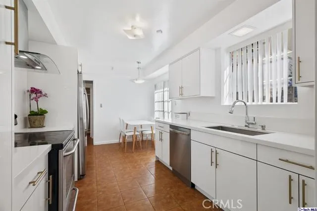 107 E Kenneth Road, Glendale, California 91207