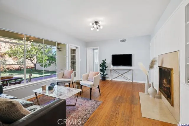 107 E Kenneth Road, Glendale, California 91207