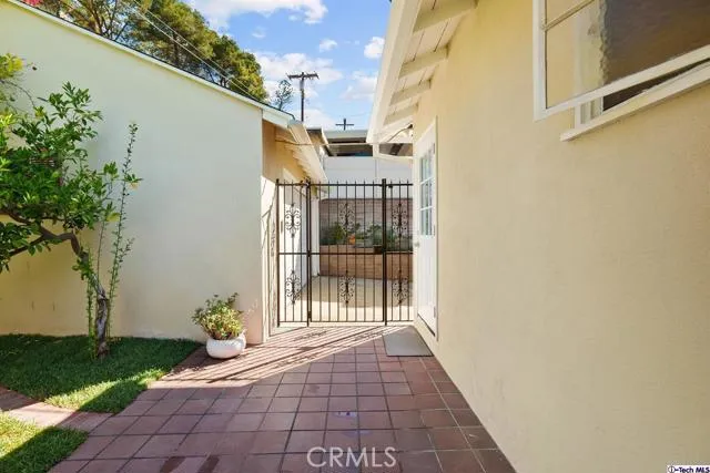 107 E Kenneth Road, Glendale, California 91207