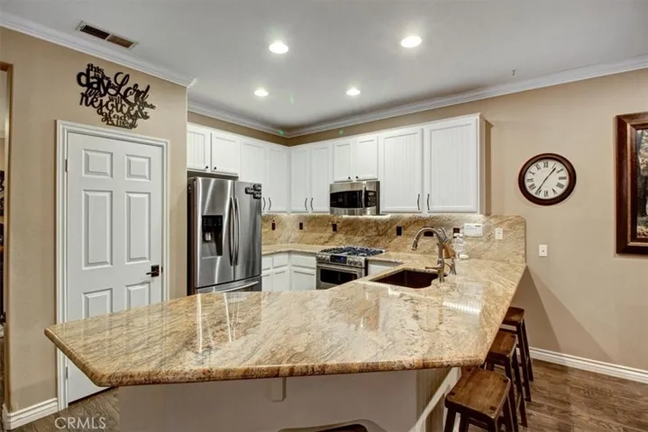 6863 Red Cardinal Court, Eastvale, California 92880