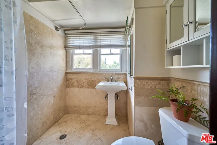 842 S 3rd Avenue, Los Angeles, California 90005