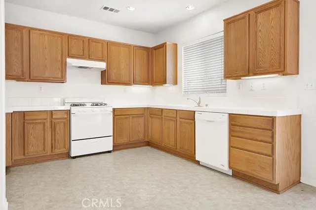 9050 Fremont Court, Oak Hills, California 92344