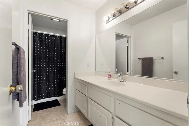 Upstairs secondary bathroom