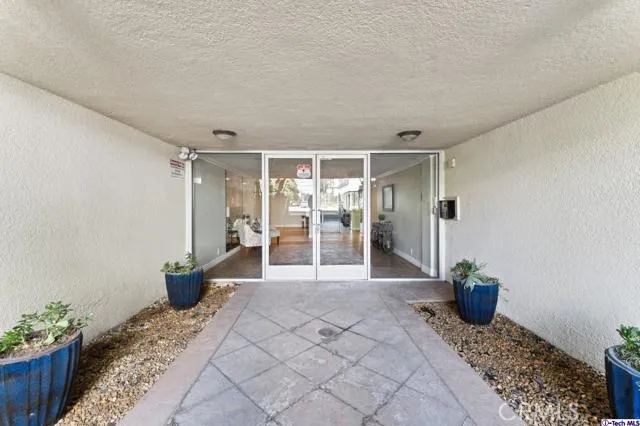 11322 Camarillo Street 105, Toluca Lake, California 91602