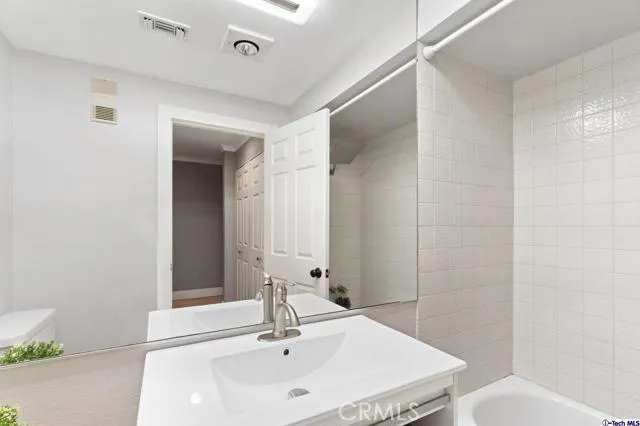 11322 Camarillo Street 105, Toluca Lake, California 91602
