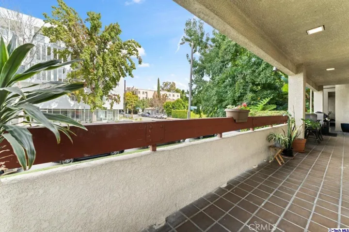 11322 Camarillo Street 105, Toluca Lake, California 91602