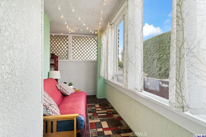 11322 Camarillo Street 105, Toluca Lake, California 91602