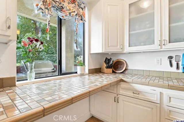 11322 Camarillo Street 105, Toluca Lake, California 91602